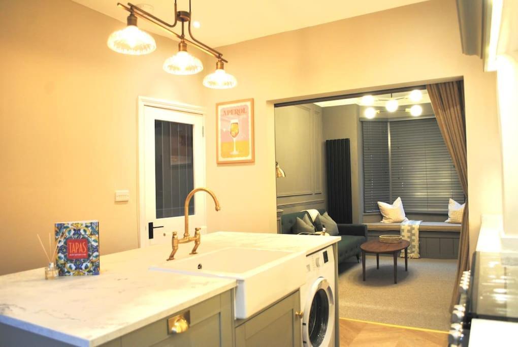 Cosy Renovated House In Warringtonヴィラ エクステリア 写真